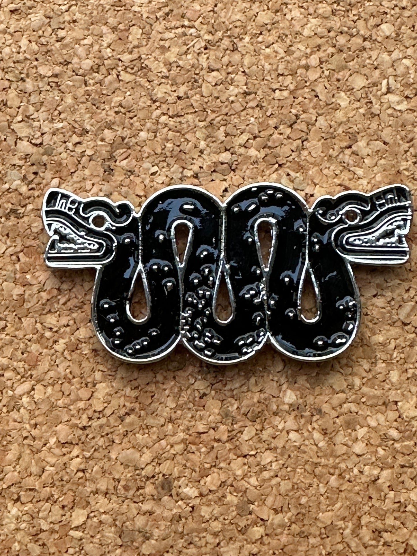 Pin Serpiente Bicéfala